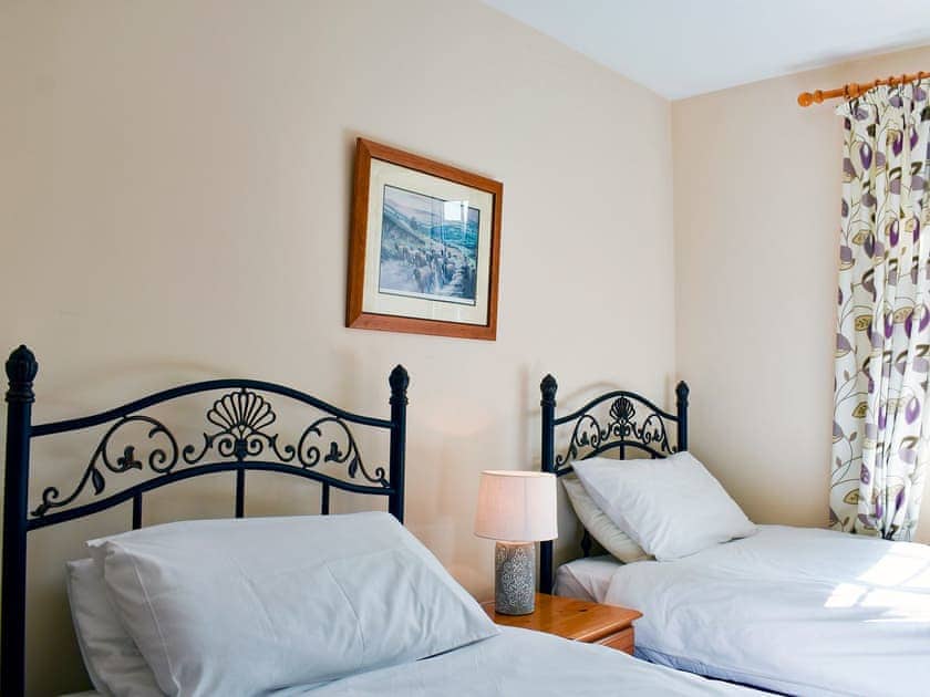 Comfy twin bedroom | Gran’s Cottage, Askrigg