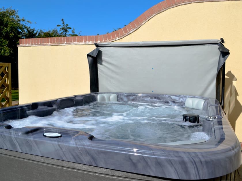 Hot tub | Miller’s Retreat - Windmill Barns, Heapham, near Gainsborough