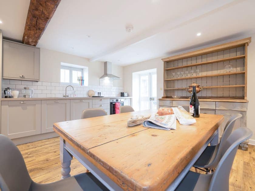 Well-equipped kitchen with dining table and chairs | The Ox House - Appuldurcombe Farm, Wroxall