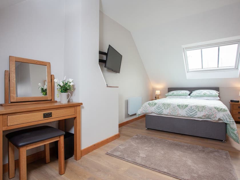 Double bedroom | Poppy Cottage - Manor Farm, Locking, near Weston-Super-Mare