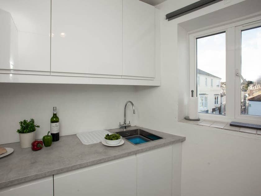 Fully appointed fitted kitchen | Salcombe 31, Salcombe