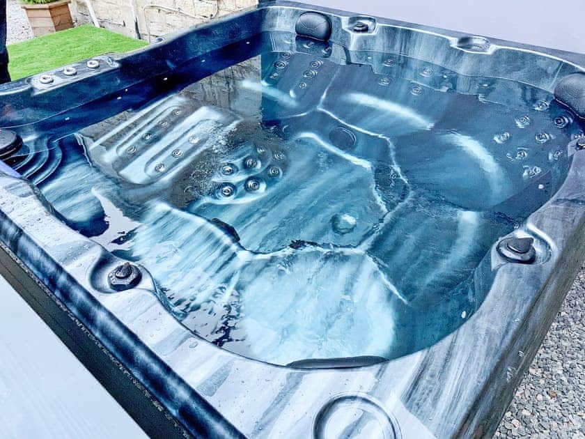 Relaxing hot tub | Boundary Cottage, Old Whittington, near Chesterfield