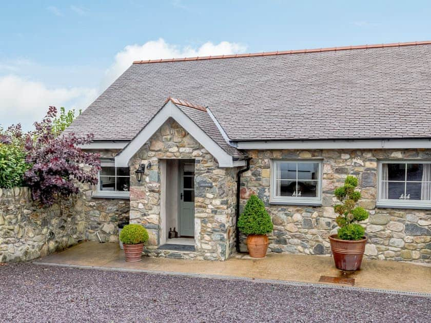 Exterior | Ysgubor - Rhyddallt Ganol Cottages, Caethro, near Caernarfon