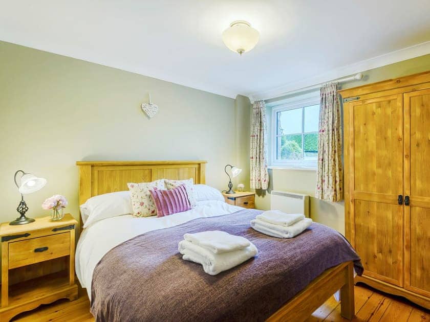 Double bedroom | Ysgubor - Rhyddallt Ganol Cottages, Caethro, near Caernarfon