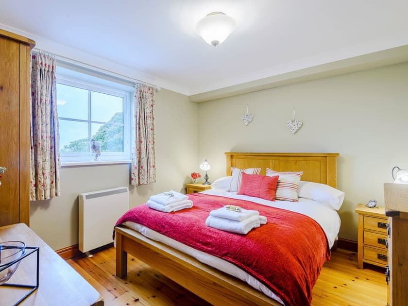 Double bedroom | Ysgubor - Rhyddallt Ganol Cottages, Caethro, near Caernarfon