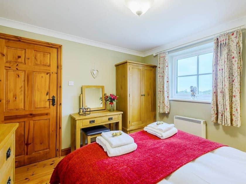 Double bedroom | Ysgubor - Rhyddallt Ganol Cottages, Caethro, near Caernarfon