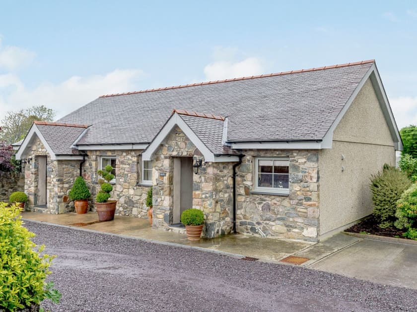 Exterior | Ysgubor - Rhyddallt Ganol Cottages, Caethro, near Caernarfon