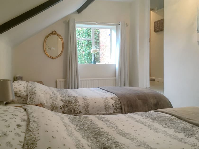 Light and airy twin bedroom | Park House, Harlaxton, near Grantham