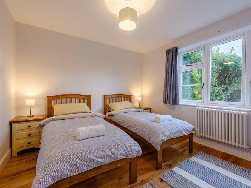Comfortable twin bedroom | Beach Holme, East Wittering