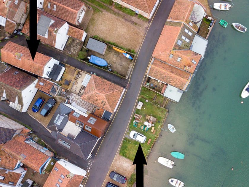 Arrows indicate property and private parking | Trinity Cottage, Wells-next-the-Sea