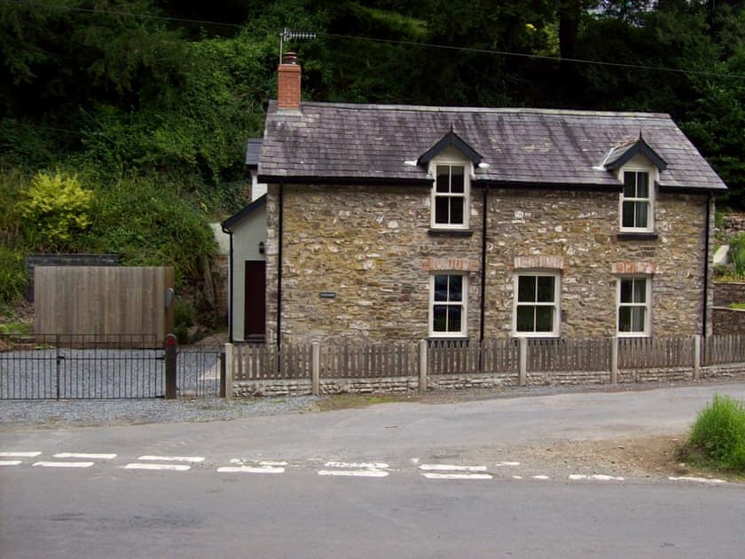 Front of cottage with gates closed | Woodlands, Laugharne, near Pendine