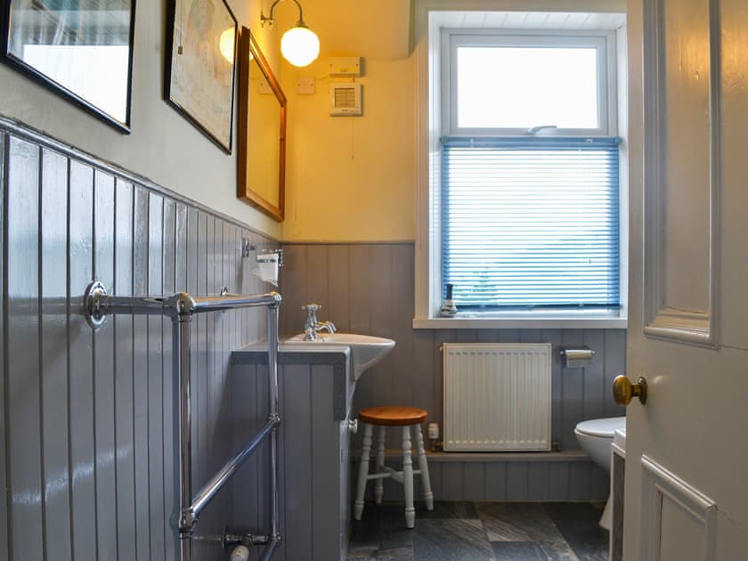 Bathroom | Sunrise Apartment, Lochmaddy