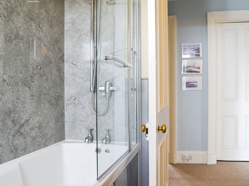 Bathroom | Sunrise Apartment, Lochmaddy