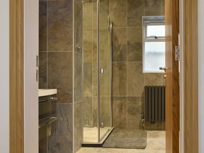 Shower room | Golwg y mor, Criccieth