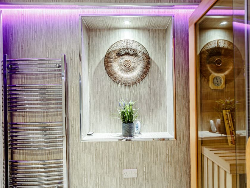 Bathroom | Golden Crown Suite, Tarbolton, near Mauchline