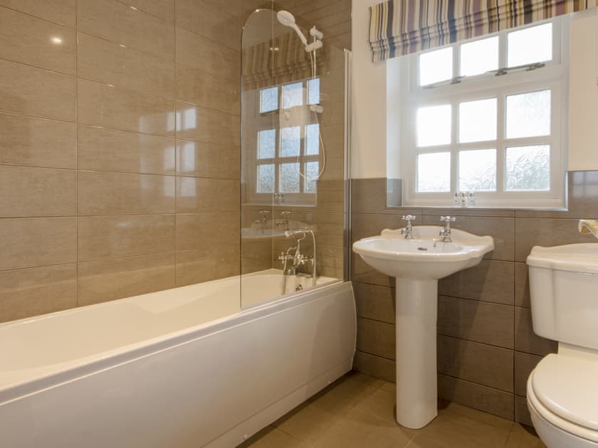 Bathroom | Peveril Cottage - Darwin Lake, Darwin Lake, near Matlock