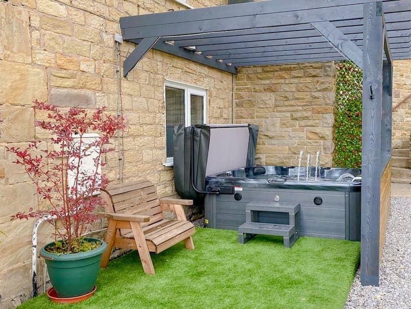 Relaxing hot tub | Boundary Cottage, Old Whittington, near Chesterfield