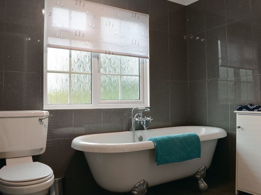 Bathroom | Eryl Mor Lodge, Amlwch