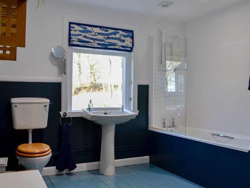 Bathroom | Straton Cottage, St Cyrus, near Montrose