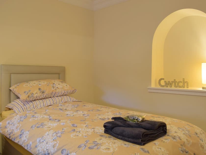 Twin bedroom | Victoria House - Victoria House Apartments, Llansteffan, near Carmarthen