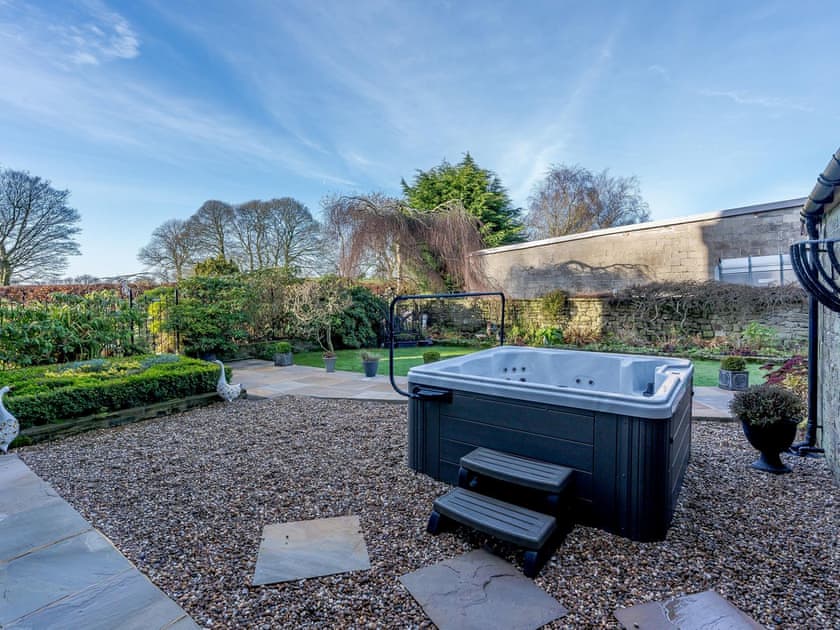 Hot tub | Grange Holiday Home, Hellifield, near Skipton