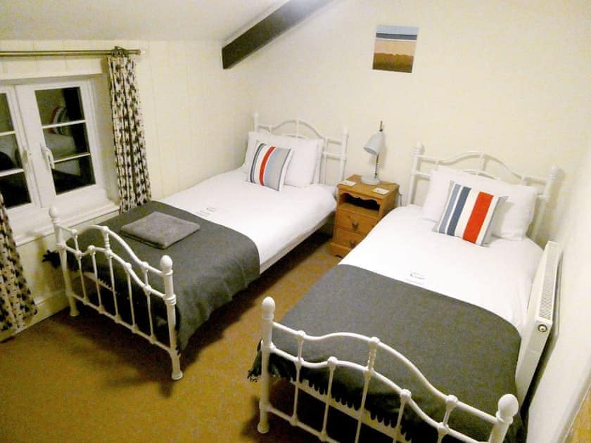 Light and airy twin bedroom | Jenny’s Cottage, Mundesley