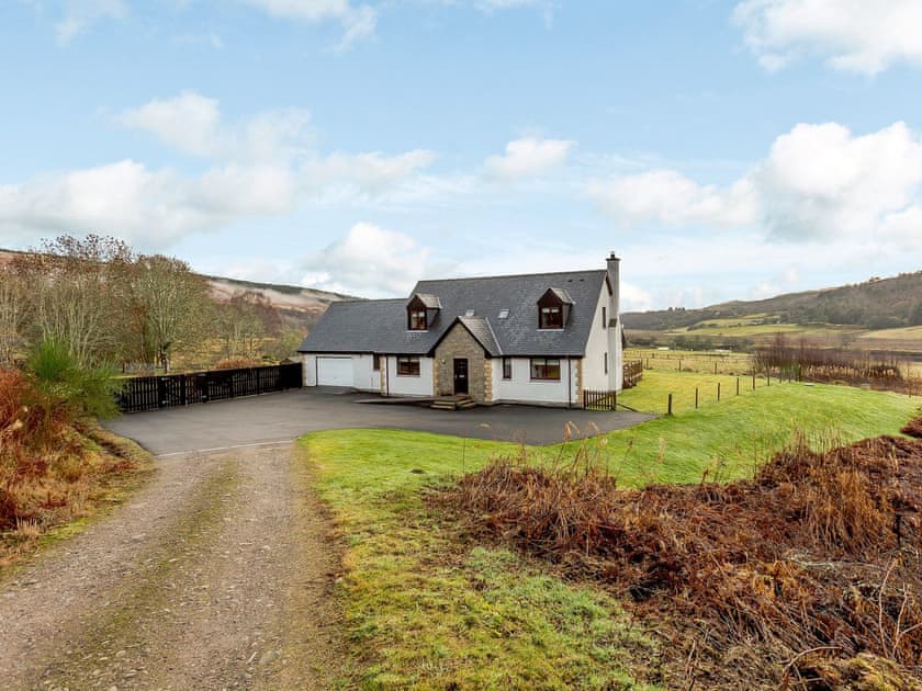 Exterior | The Big Hoose, Linside