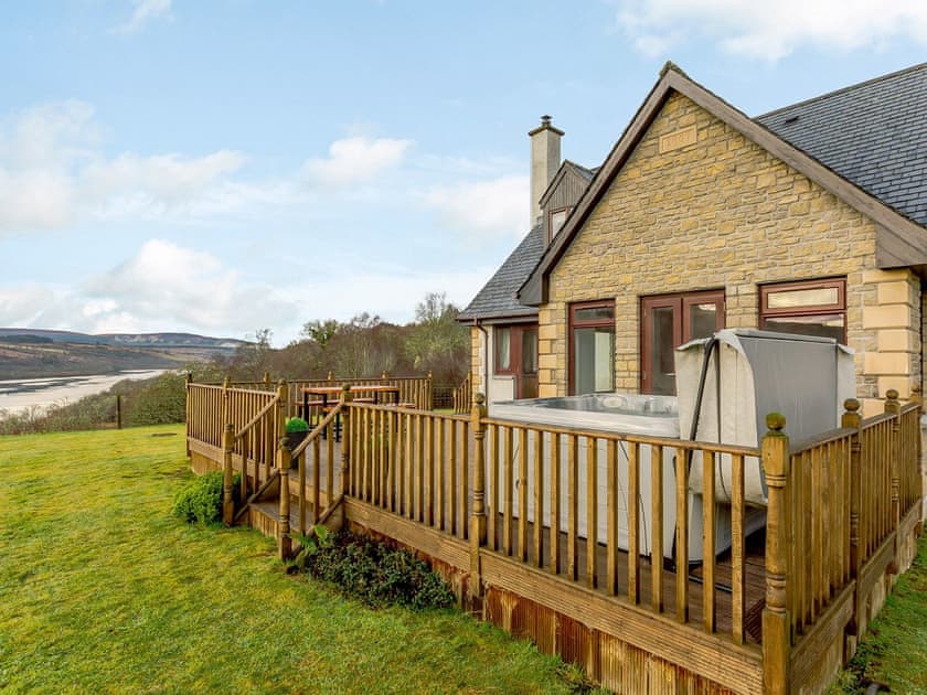 Exterior | The Big Hoose, Linside