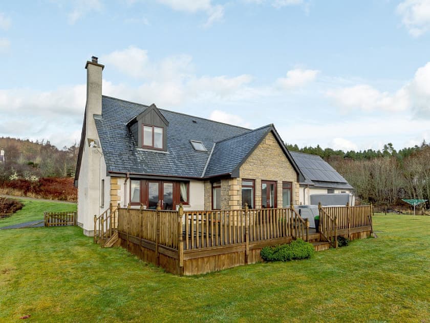 Exterior | The Big Hoose, Linside