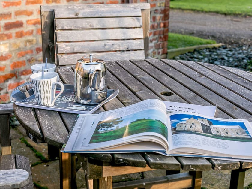 Sitting-out-area | Brook House Farm Cottage, Scamblesby, near Louth
