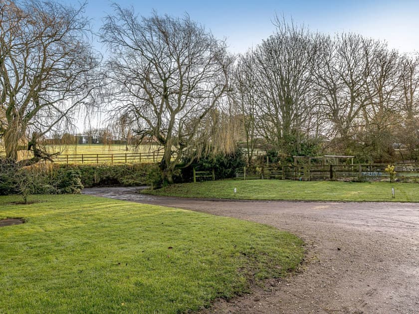 Driveway | Brook House Farm Cottage, Scamblesby, near Louth