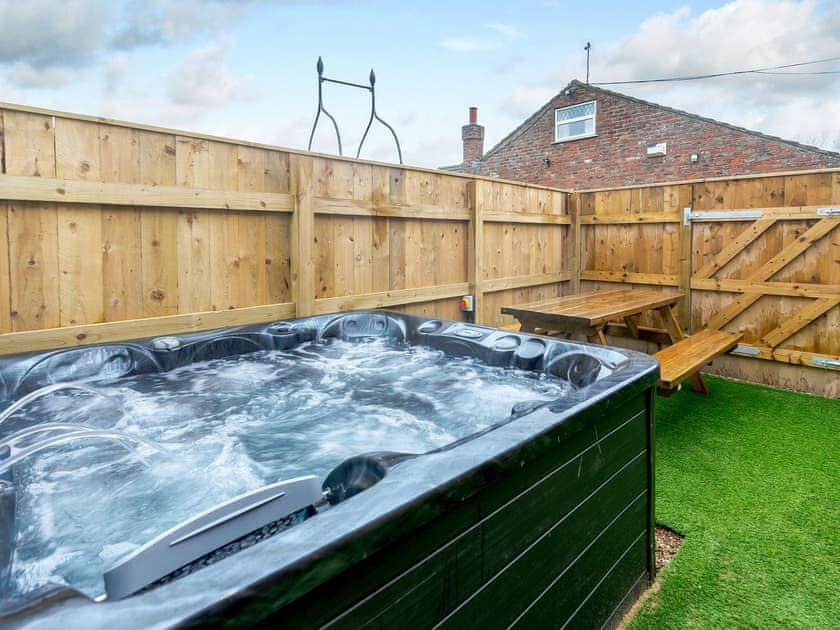 Hot tub | Farriers Lodge, Brandesburton, near Driffield