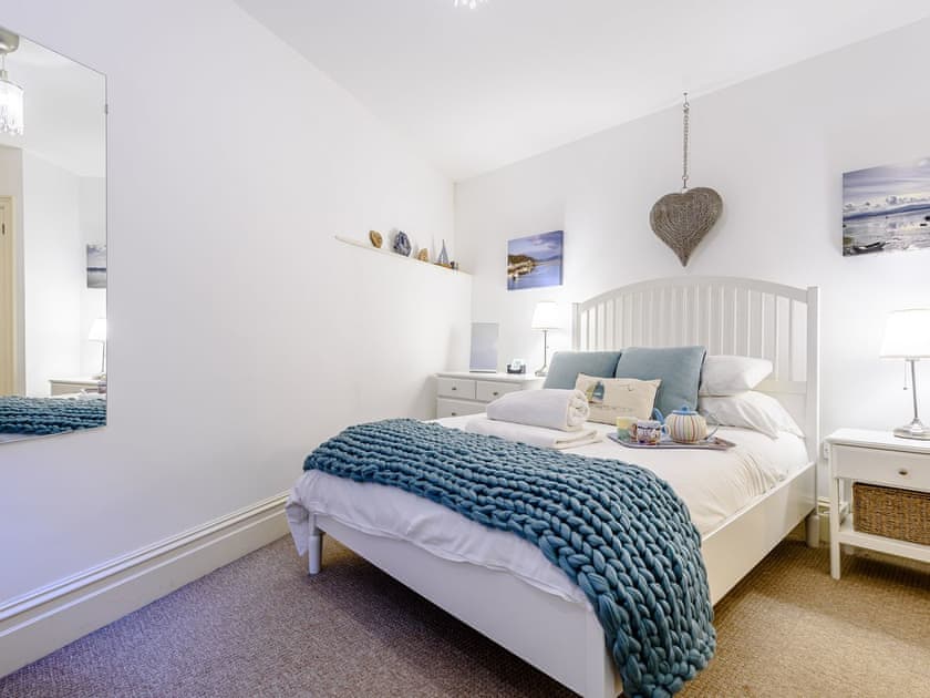 Attractive en-suite double bedroom | Apartment 1, Aberdovey