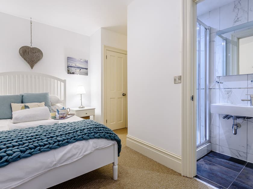 Comfortable en-suite double bedroom | Apartment 1, Aberdovey