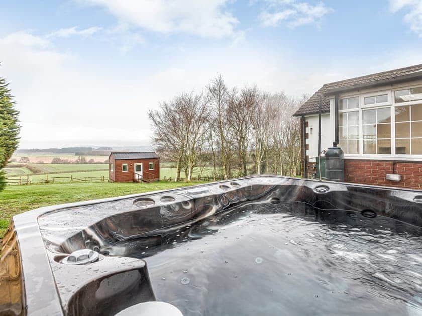 Luxurious hot tub | White Oak Cottage, Hagworthingham, near Horncastle