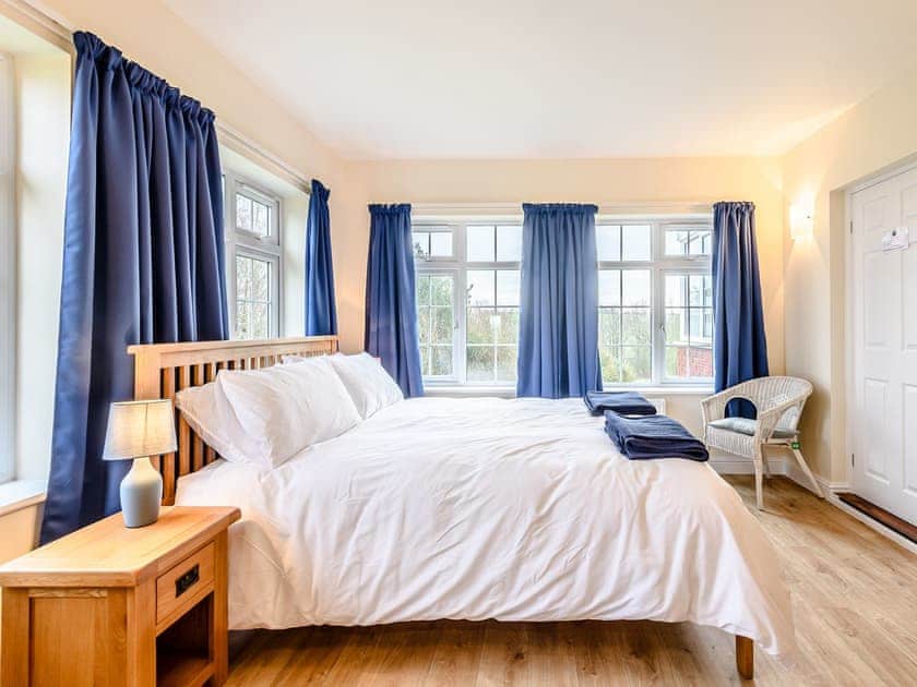 Peaceful double bedroom | White Oak Cottage, Hagworthingham, near Horncastle