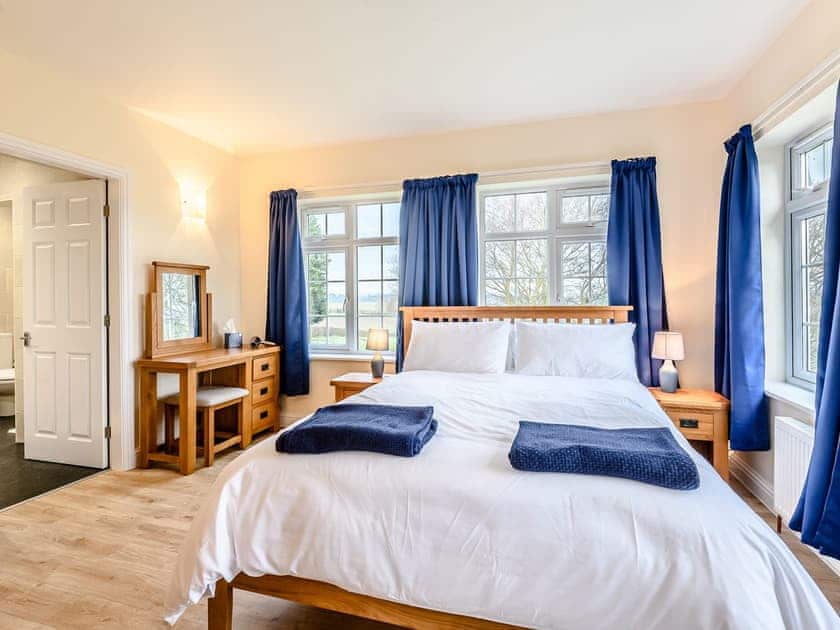 Comfortable double bedroom | White Oak Cottage, Hagworthingham, near Horncastle