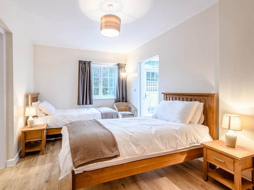Restful twin bedroom | White Oak Cottage, Hagworthingham, near Horncastle