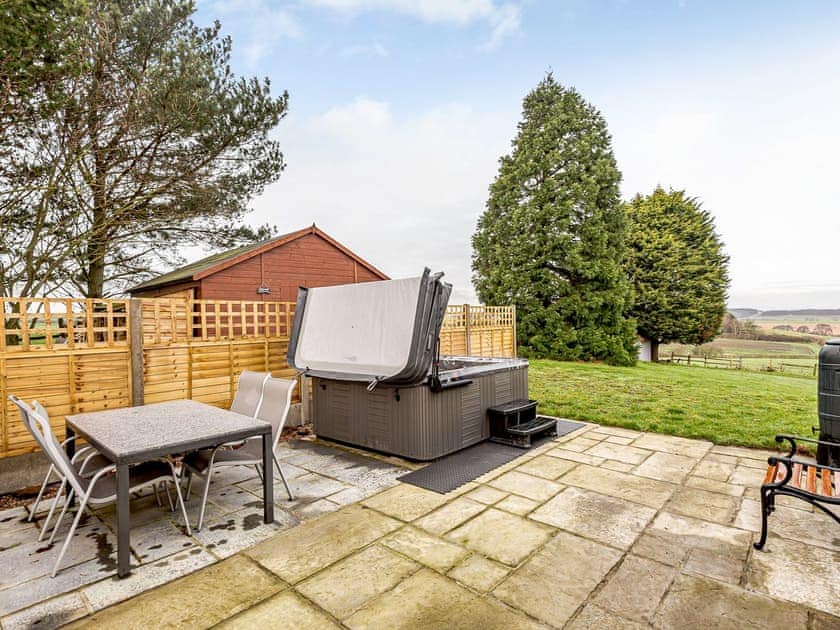 Patio area with outdoor furniture and hot tub | White Oak Cottage, Hagworthingham, near Horncastle