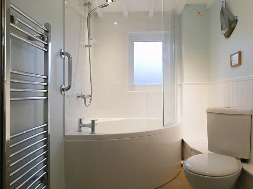 Family bathroom with corner bath | Jenny’s Cottage, Mundesley