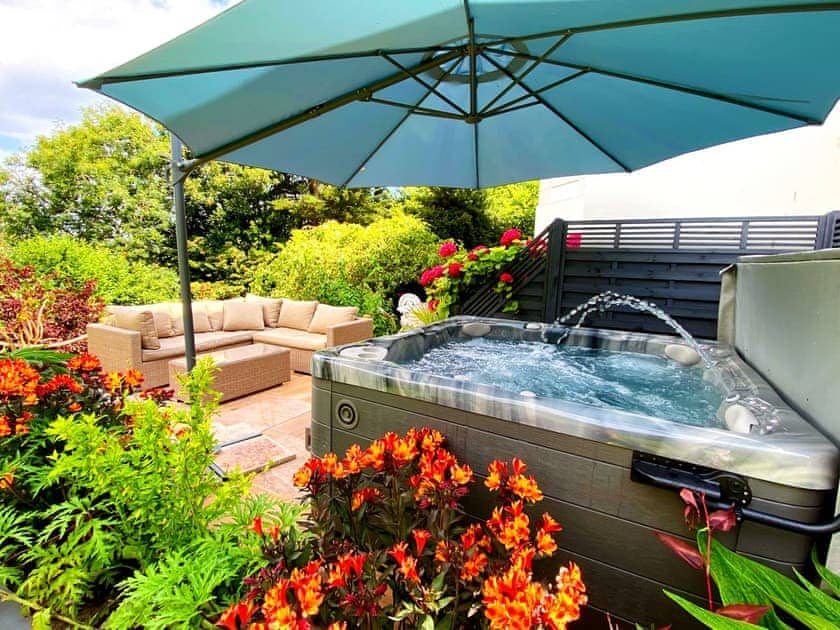 Hot tub | The Townhouse at Muntham - Muntham Holiday Apartments, Torquay