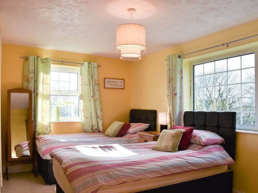 Twin bedroom | Bridge Cottage, Lanjeth, near St Austell