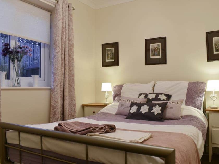 Double bedroom | Sea Views Three - 38 - Sea View Cottages, Knipe Point, near Cayton