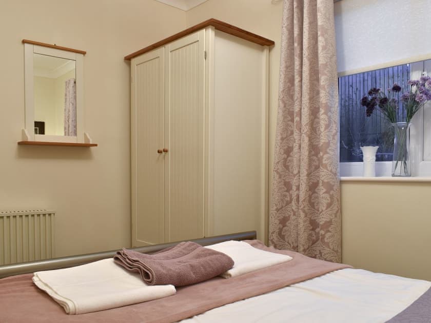 Double bedroom | Sea Views Three - 38 - Sea View Cottages, Knipe Point, near Cayton