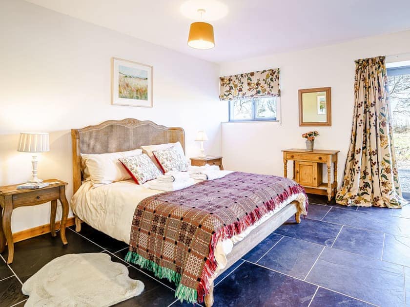Double bedroom | Glowty Newydd - Y Tai Fferm, Llandissilio, near Narberth