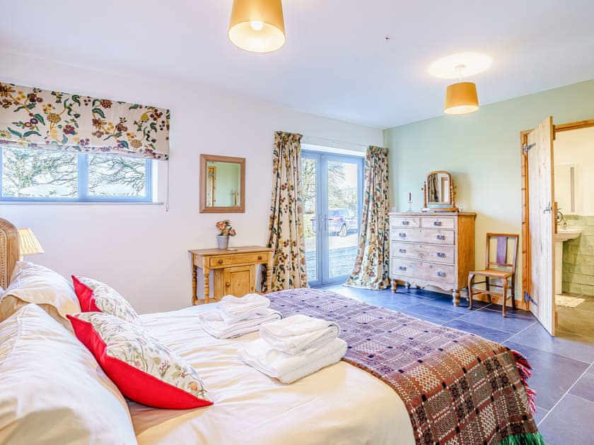Double bedroom | Glowty Newydd - Y Tai Fferm, Llandissilio, near Narberth