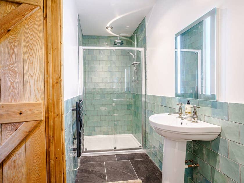 En-suite | Glowty Newydd - Y Tai Fferm, Llandissilio, near Narberth