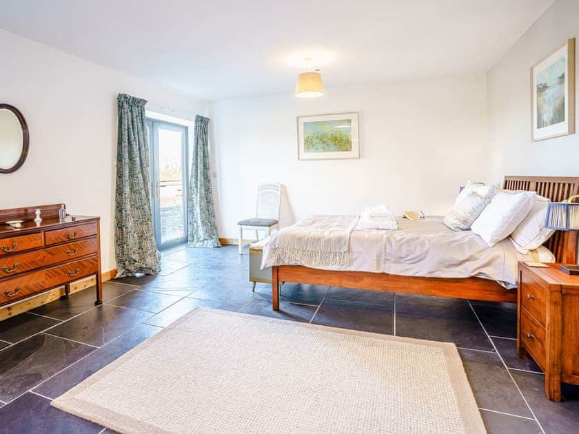 Double bedroom | Glowty Newydd - Y Tai Fferm, Llandissilio, near Narberth