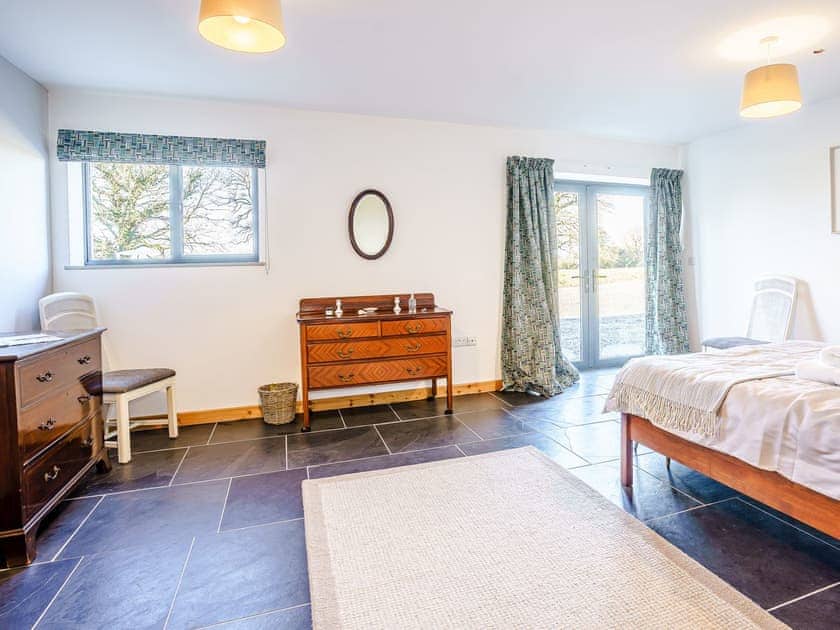 Double bedroom | Glowty Newydd - Y Tai Fferm, Llandissilio, near Narberth