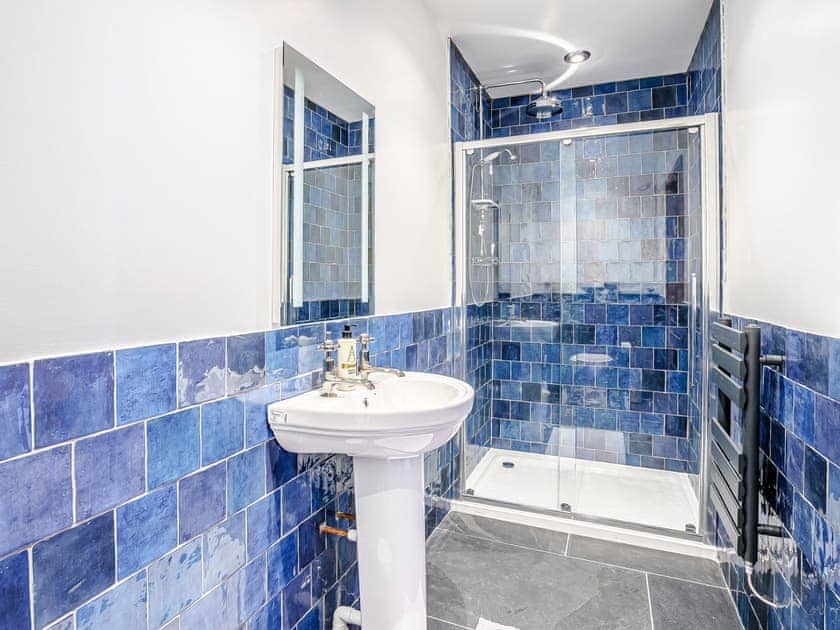 En-suite | Glowty Newydd - Y Tai Fferm, Llandissilio, near Narberth